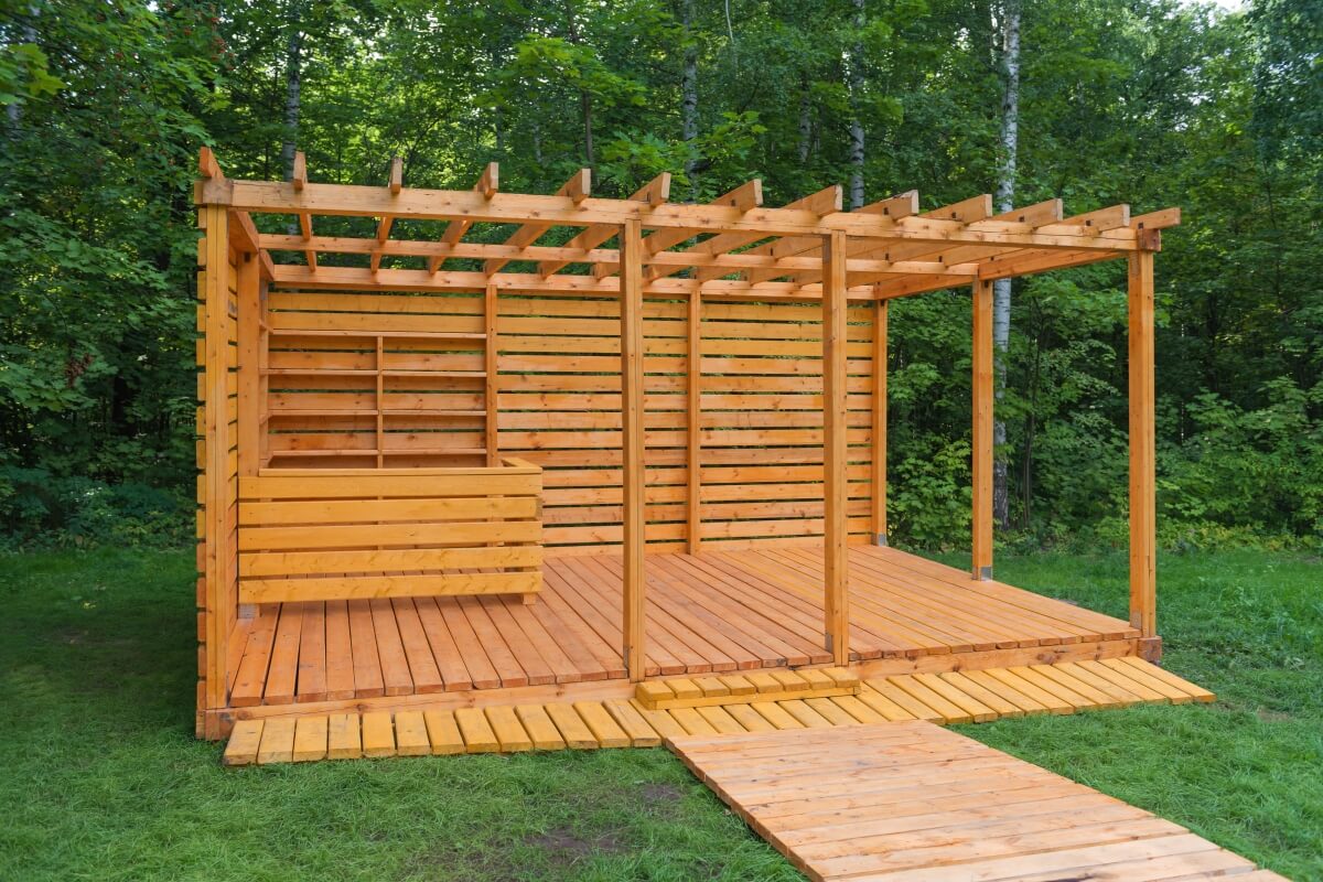Eine hölzerne Konstruktion im Freien mit Holzterrassenlamellen als Bodenbelag.