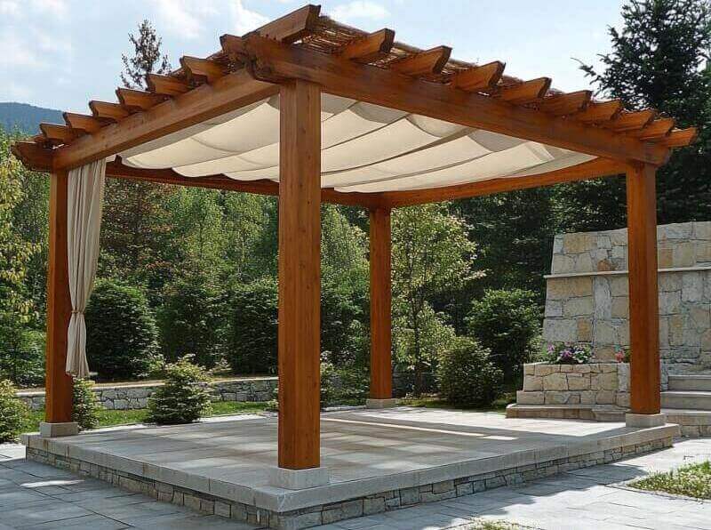 Altany ogrodowe drewniane z białym zadaszeniem w otoczeniu zieleni.