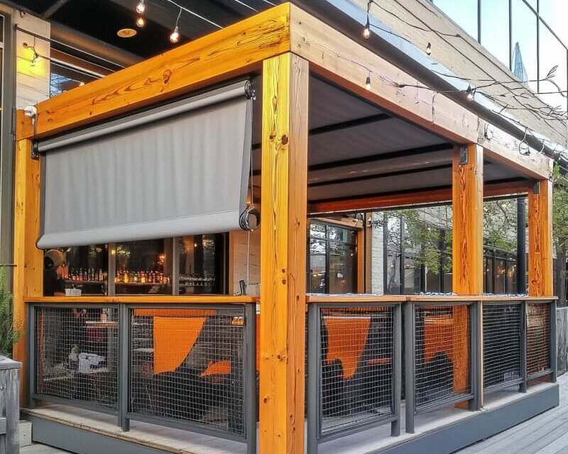 Taras z widocznymi drewnianymi żaluzjami tarasowymi z ruchomym mechanizmem.